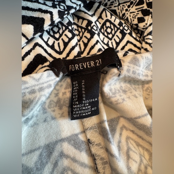 Women’s Black & White Patterned Fitted Sleeveless Dress - Picture 5 of 11